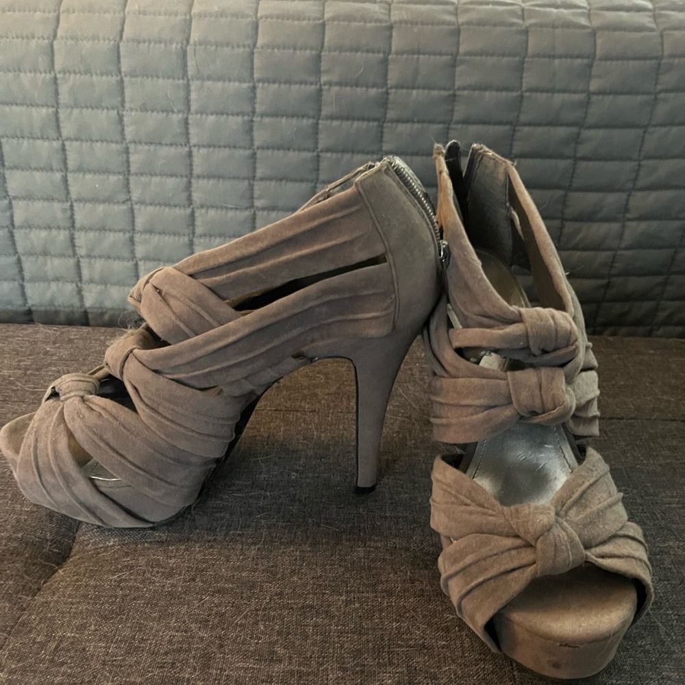 Stylish Taupe Knotted Women's Heels - Picture 2 of 4